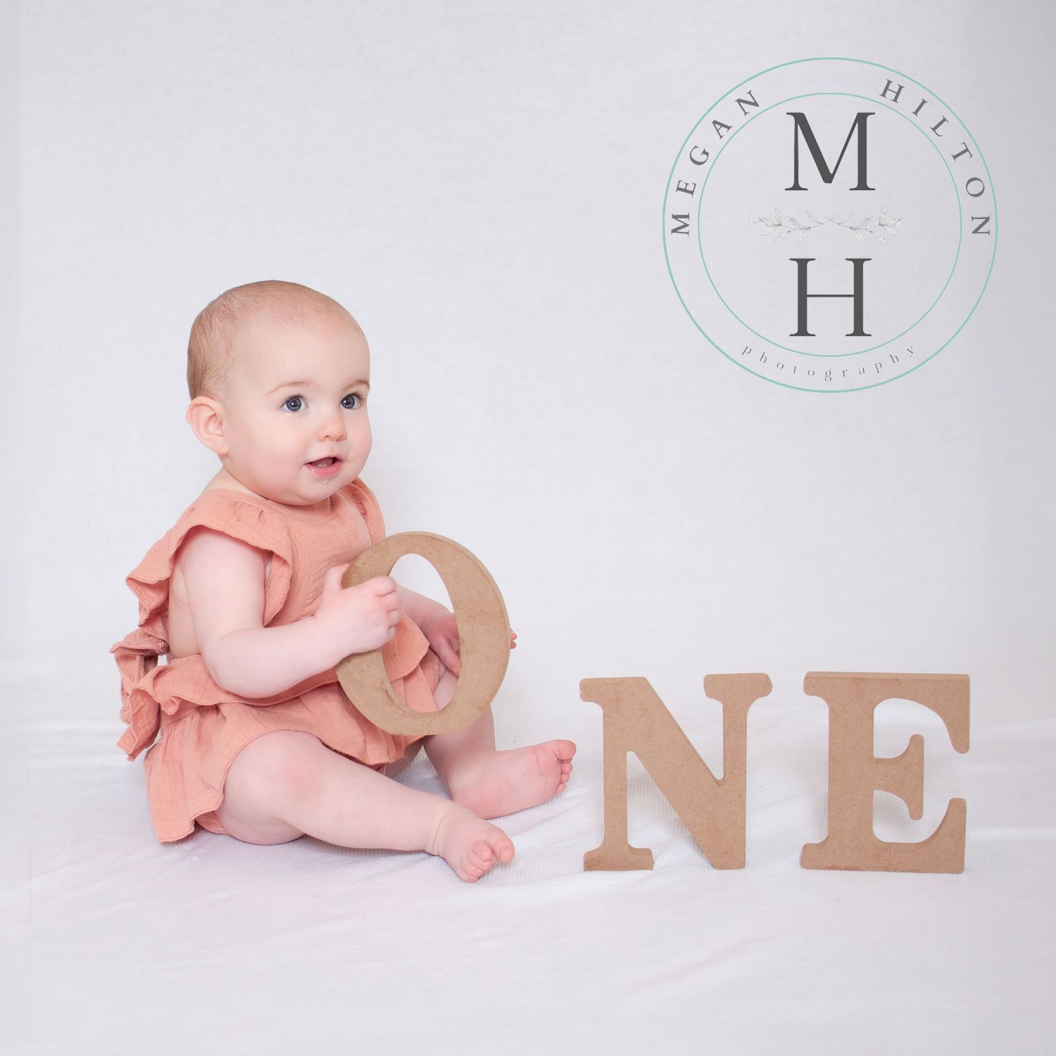 Girl with O N E letters for birthday photo session