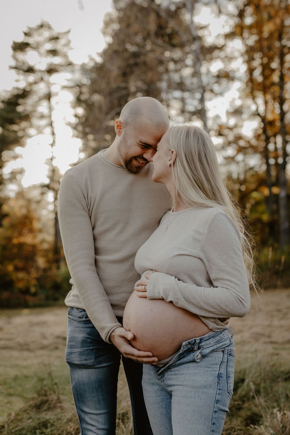 Gravidfotografering utomhus höst Kinna