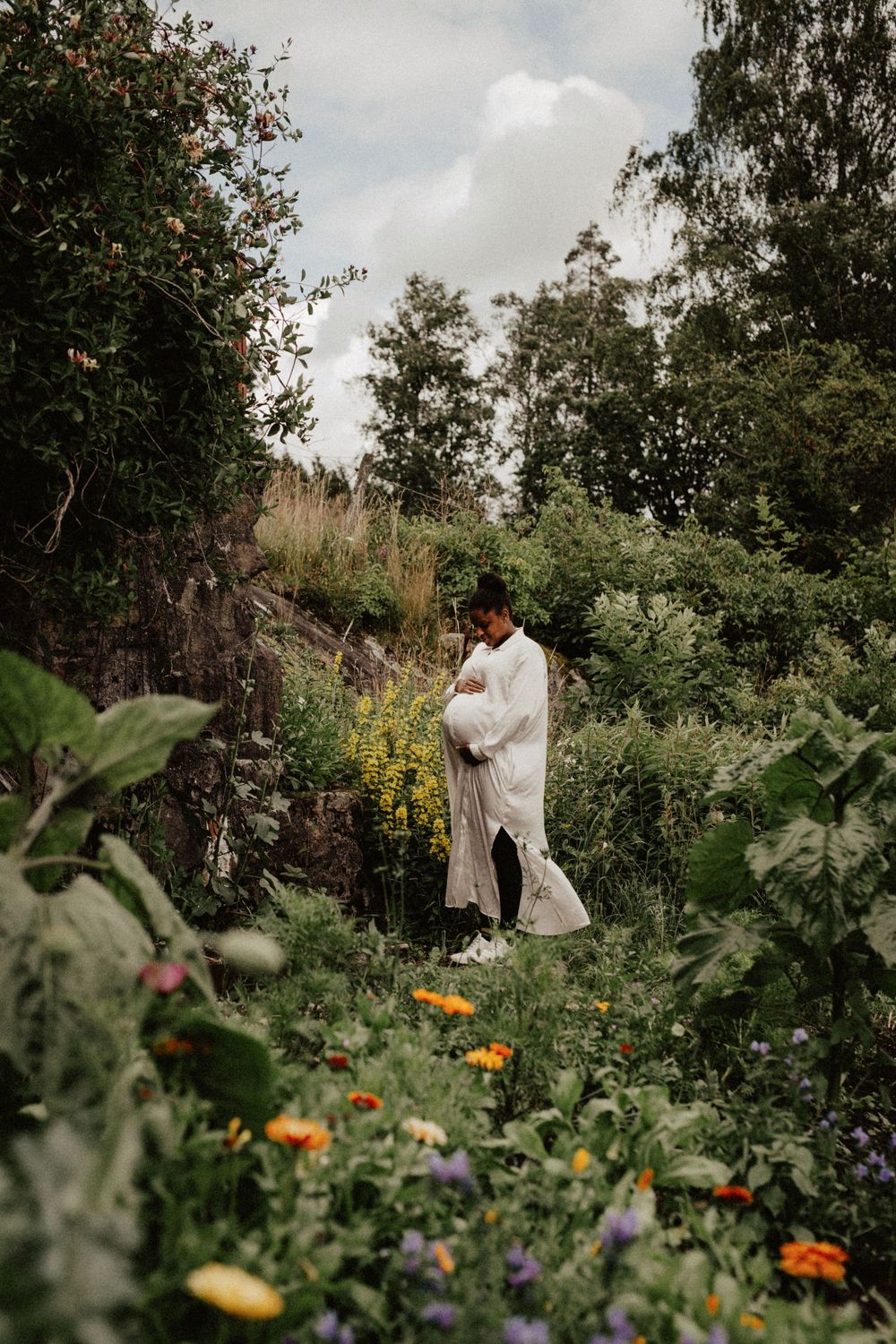 Gravidfotografering utomhus sommar Marks kommun