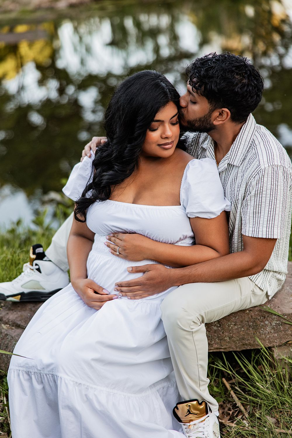 Rochester NY maternity photographer Lidia Lyakhovich Photography capturing elegant expecting mother pregnancy photoshoot outdoors