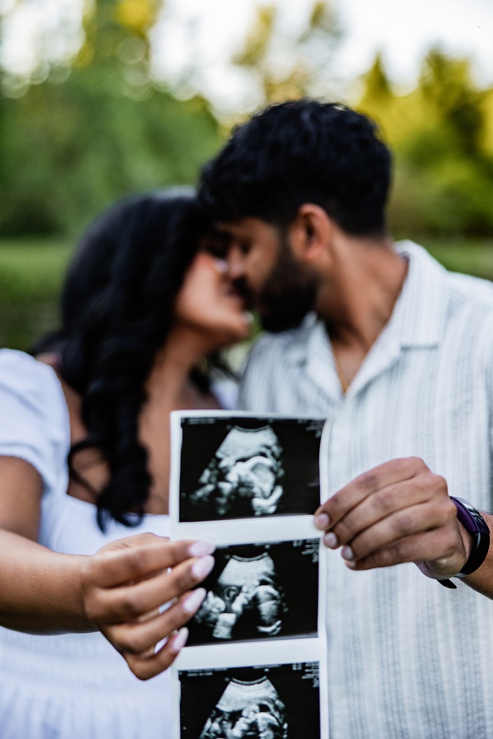 Rochester NY maternity photographer Lidia Lyakhovich Photography, elegant pregnancy photoshoot at Webster Arboretum Park