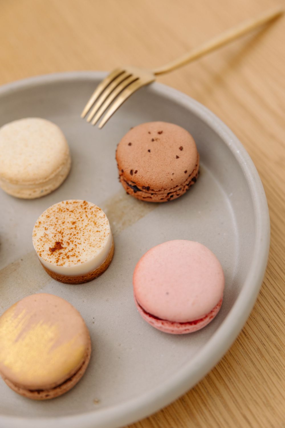 Studio CM custom made plate, macarons