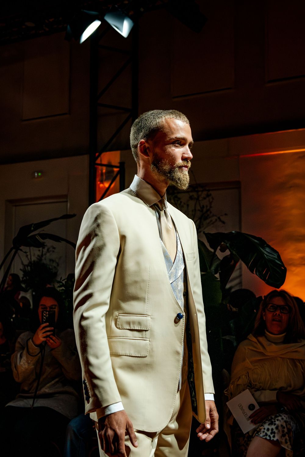 Moda y estilo del diseñador José Acosta capturados en un desfile en la Costa del Sol. Foto Roberto Centurión.