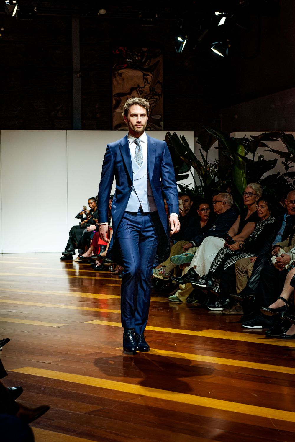 Imágenes del desfile de moda José Acosta en la Costa del Sol, capturando estilo y sofisticación. Foto Roberto Centurión.