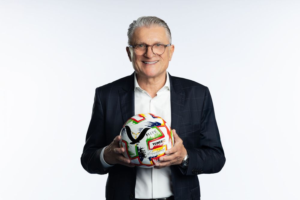 Profesjonalna sesja osoby w stroju biznesowym trzymającej piłkę rugby. Fotografia biznesowa Lublin.