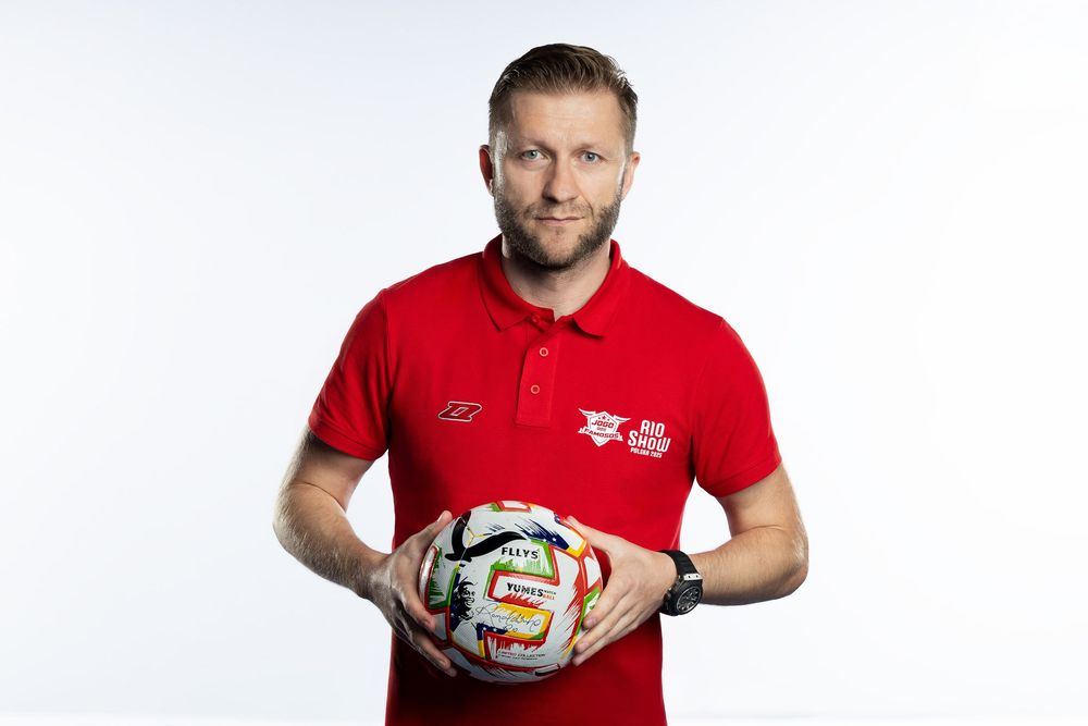 Sportowe zdjęcie promocyjne osoby w czerwonym polo z piłką rugby. Fotografia biznesowa Lublin.