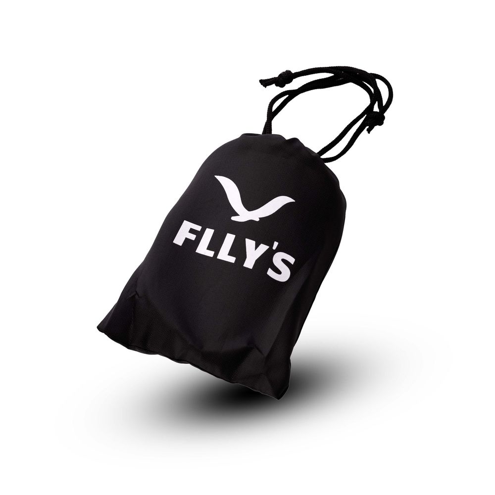 Kolekcja czarnych worków ze sznurkiem z logo ptaka i marką FLLY’s. Fotografia biznesowa Lublin.