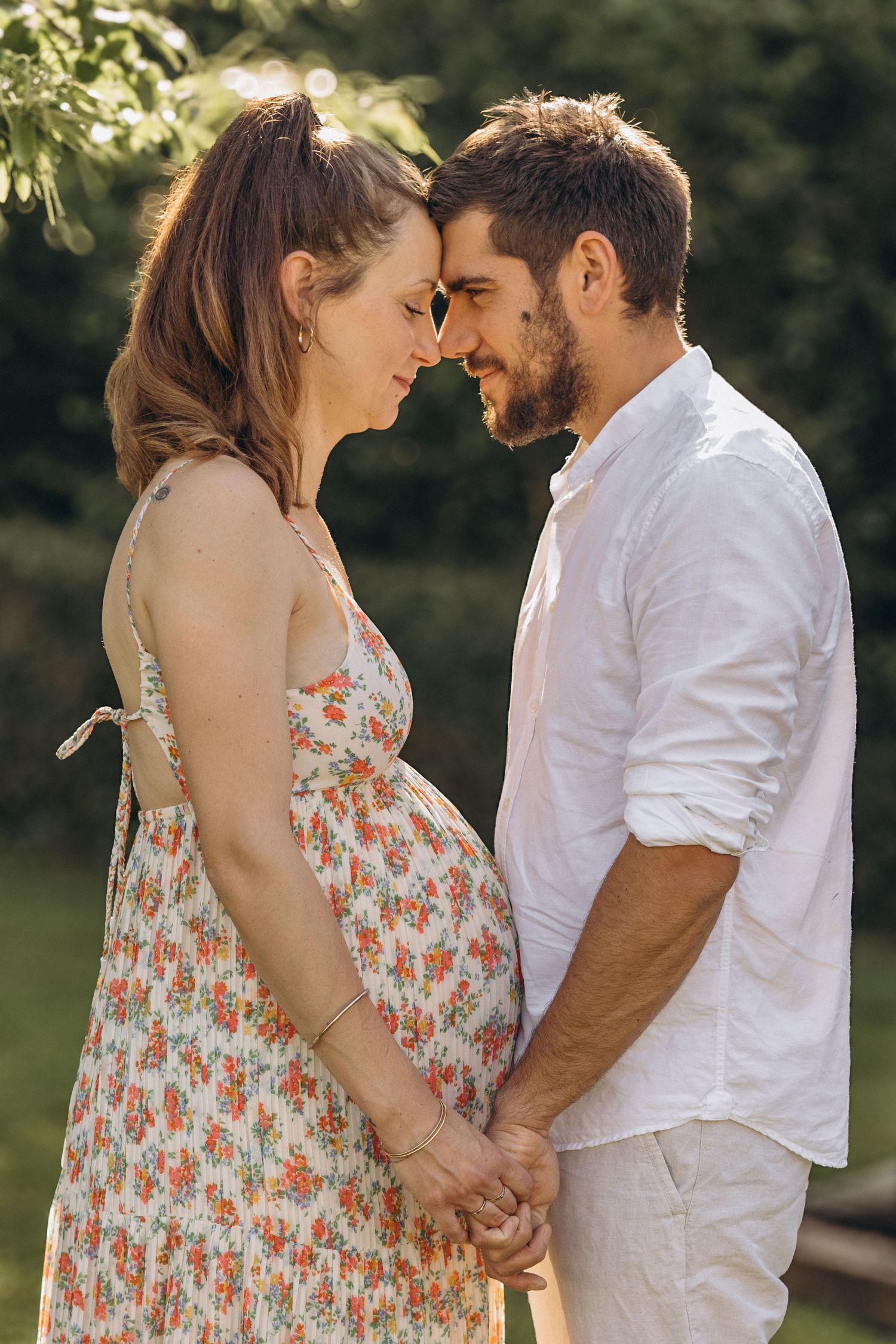 Portraits en extérieur de couple à Toulouse, où la nature et l’amour se rencontrent. Des photos authentiques et pleines de tendresse.