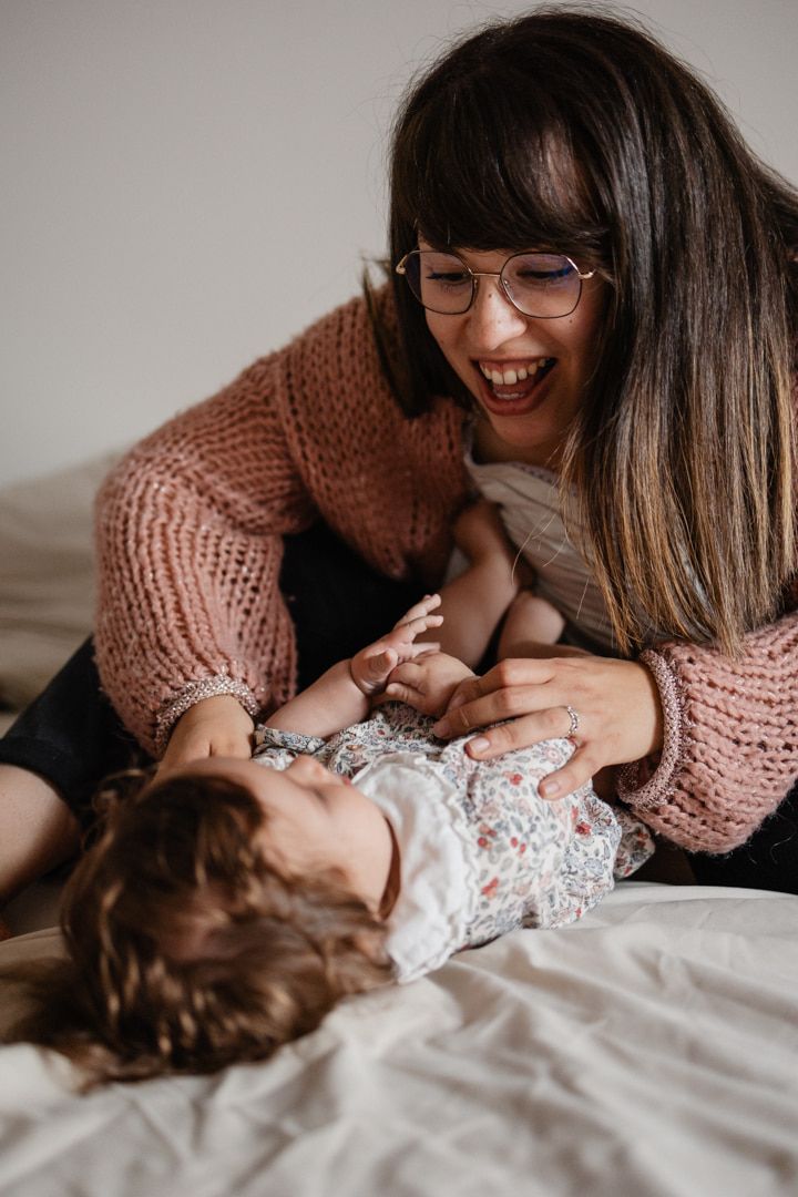 Seance photo naissance : trouver un photographe qui capture l'essence des connexion entre bebe et ses parents