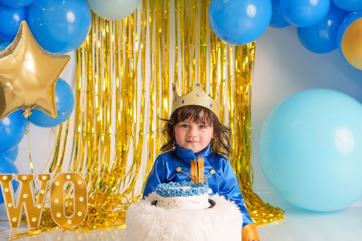 prince smash cake theme sesion cake smash de principe con corona colores azul y dorado