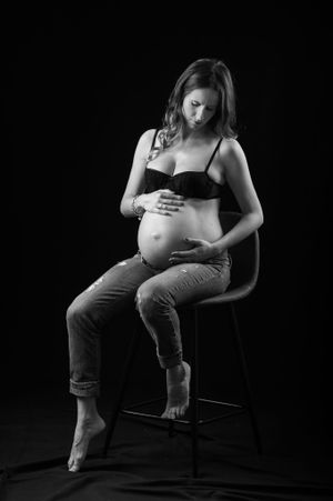 Ritratto in bianco e nero in gravidanza. Studio fotografico professionale a Verona