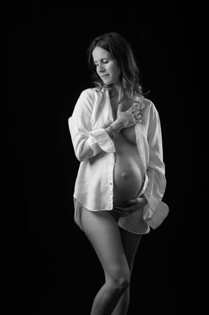 Ritratto maternità per servizio fotografico premaman. Studio foto Verona