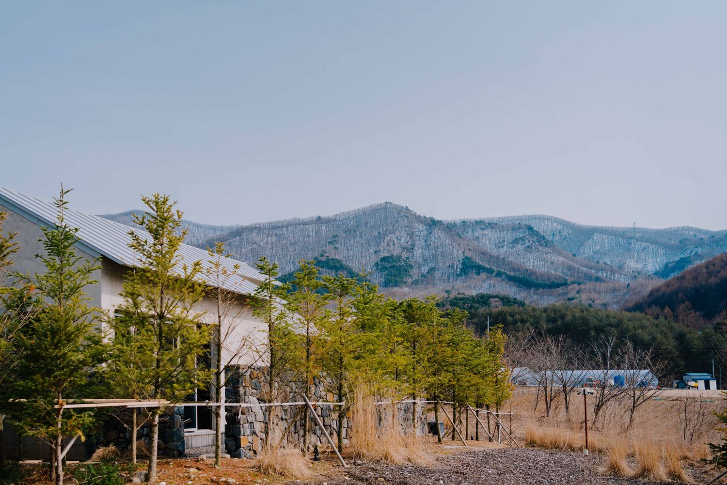 chwihoga house in pyeongchang, korea, photographed by ann seojin