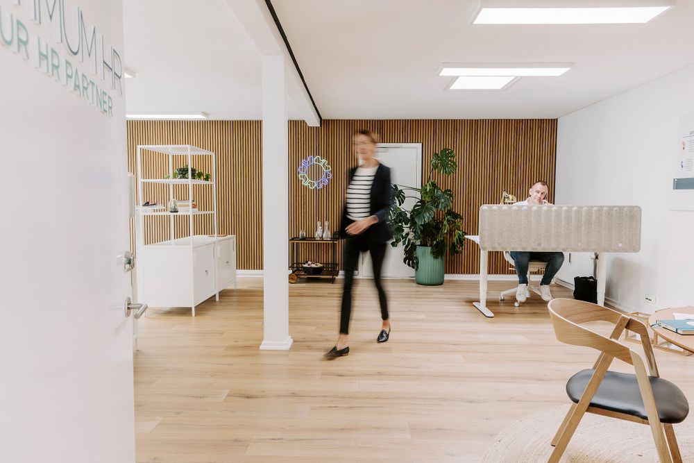 Lyst minimalistisk kontorområde med trægulv og naturligt lys. Branding fotograf Fyn.