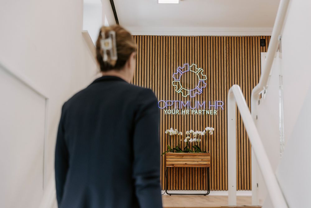 Professionelt arbejdsområde med vægdekoration af trælameller og moderne indretning. Branding fotograf Fyn.