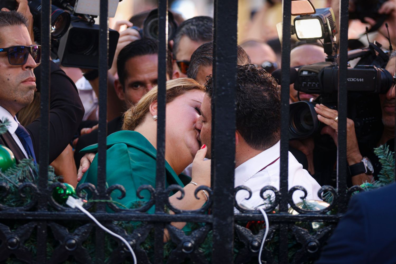 Governor Jenniffer González and her husband José Yovin Vargas share a kiss upon his first entrance into the Executive Mansion, La Fortaleza.