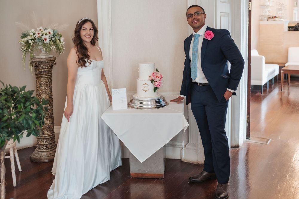 Ben & Eleni cake cutting photograph
