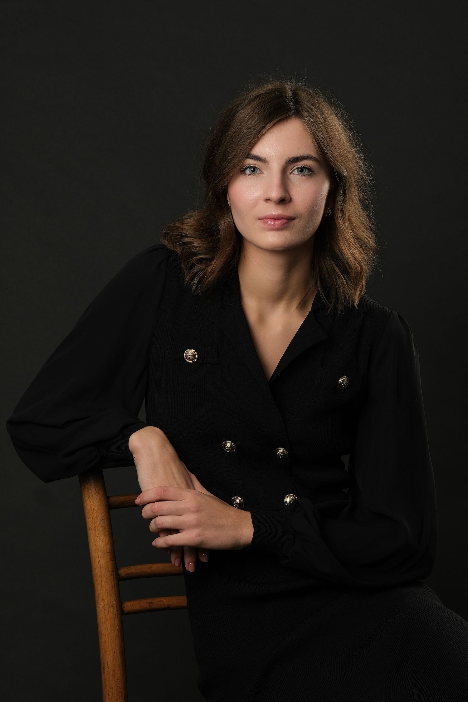 Profesionalno portretno fotografiranje v Krškem – eleganten studijski portret na temnem ozadju v Foto Colarič Posavje.