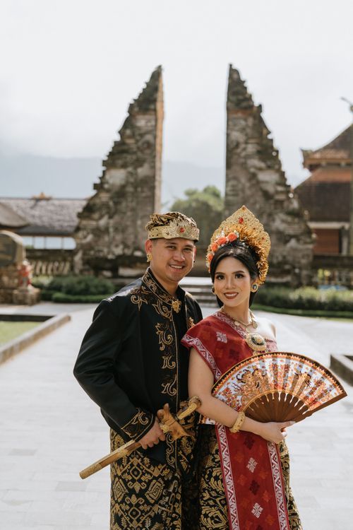 Professional prewedding photography service in Bali with Balinese traditional dress