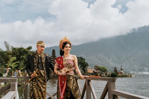Professional prewedding photography service in Bali with Balinese traditional dress
