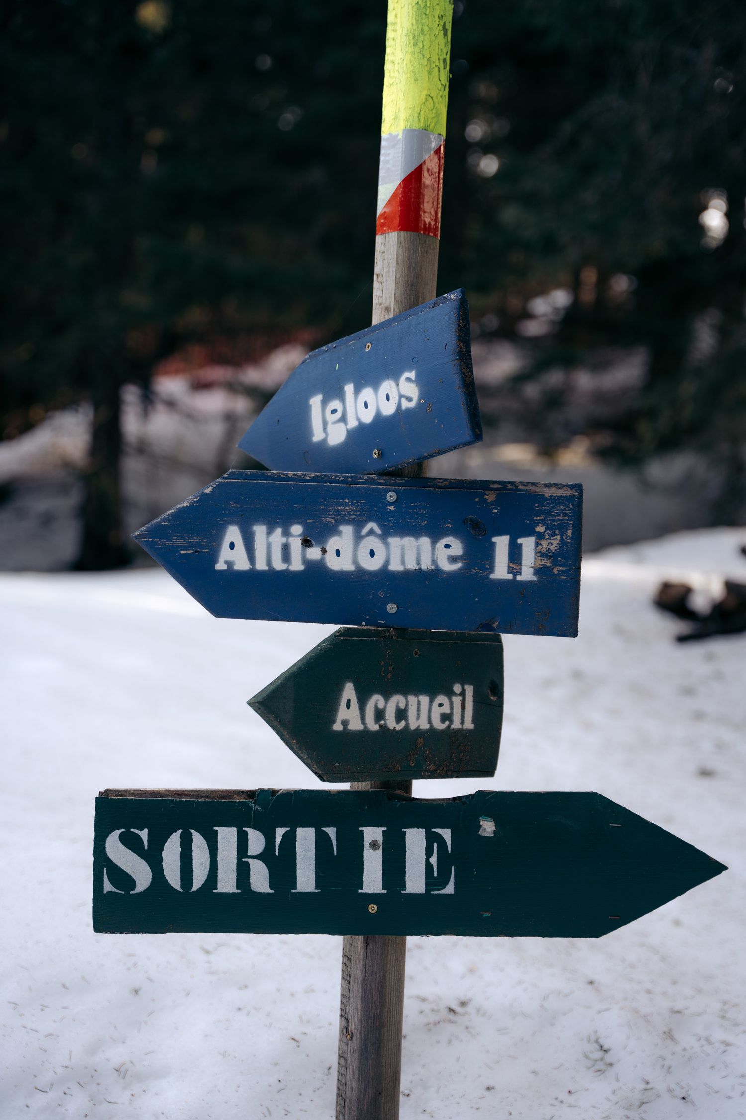 Photo d'un panneau de direction à l'intérieur du village d'igloo à Annecy