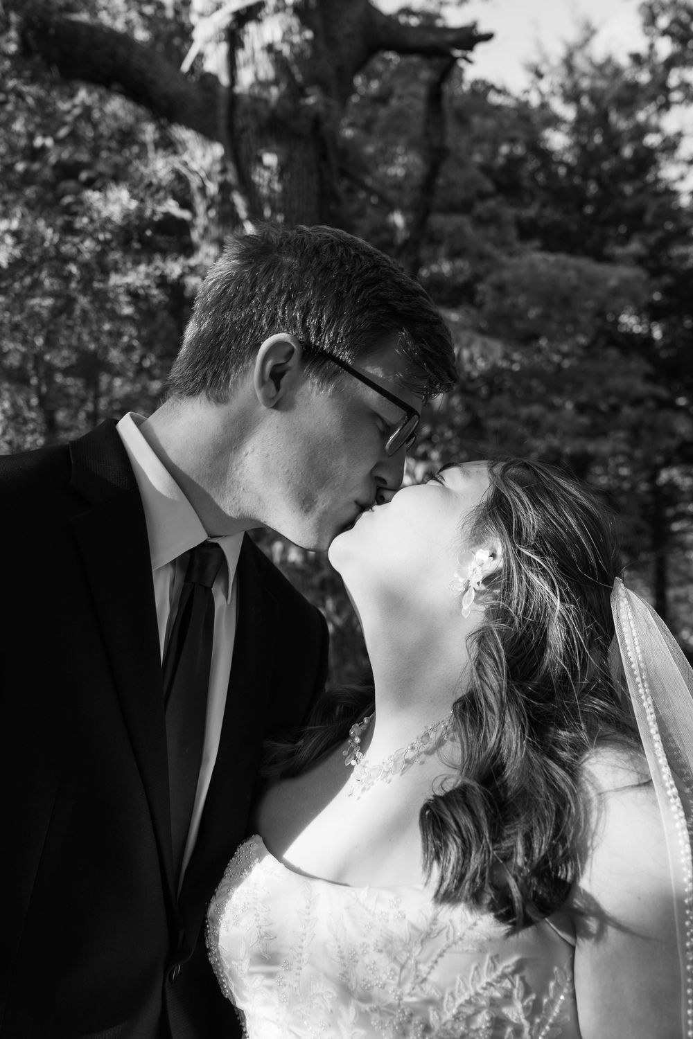 ©AnnaVonRiesenPhotography Bridal Portraits | B&W image of a couple kissing.