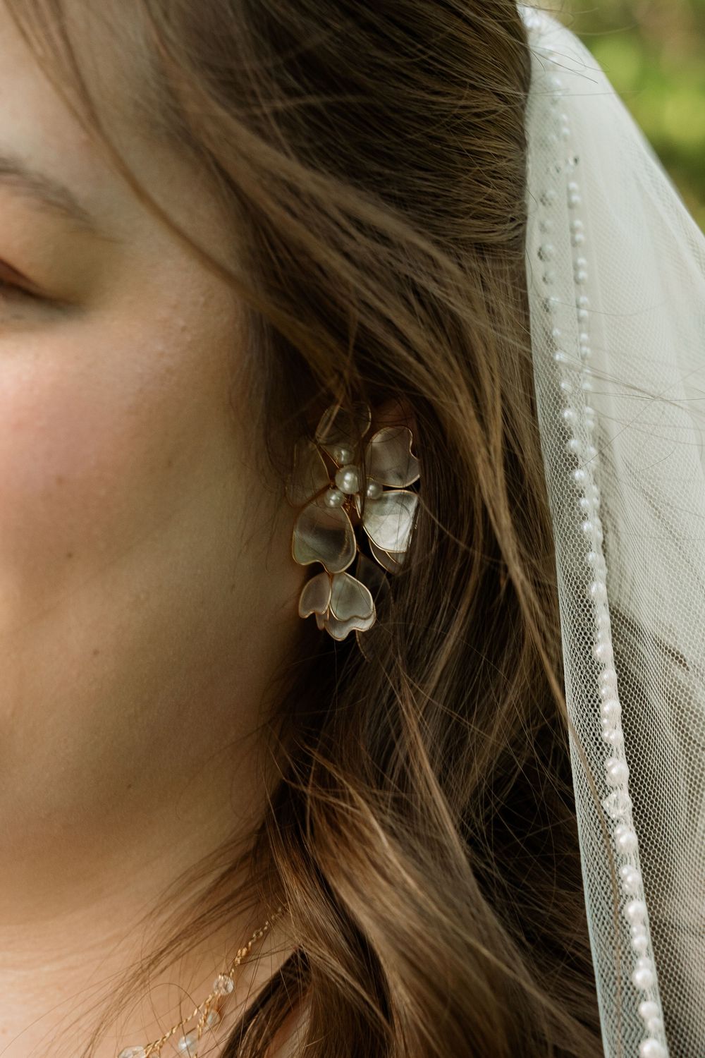 ©AnnaVonRiesenPhotography Bridal Portraits | Color image of a bride's earrings.