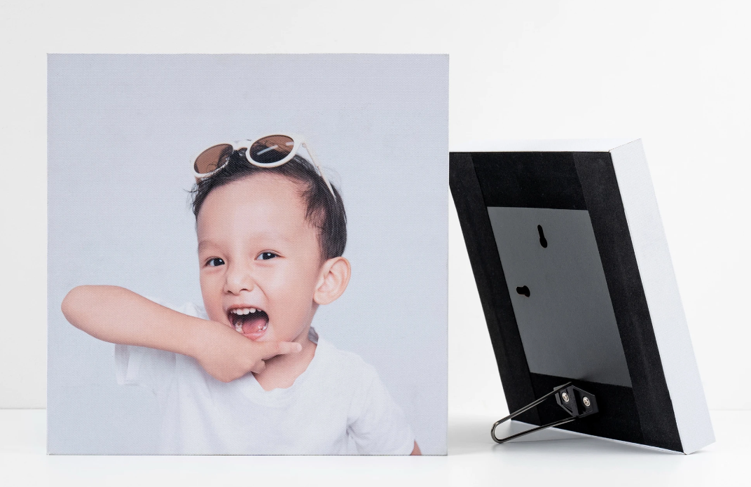 A series of seven small photographs showing a baby in various poses against a white background.一組七張小照片，照片中嬰兒以各種姿勢出現在白色背景上。