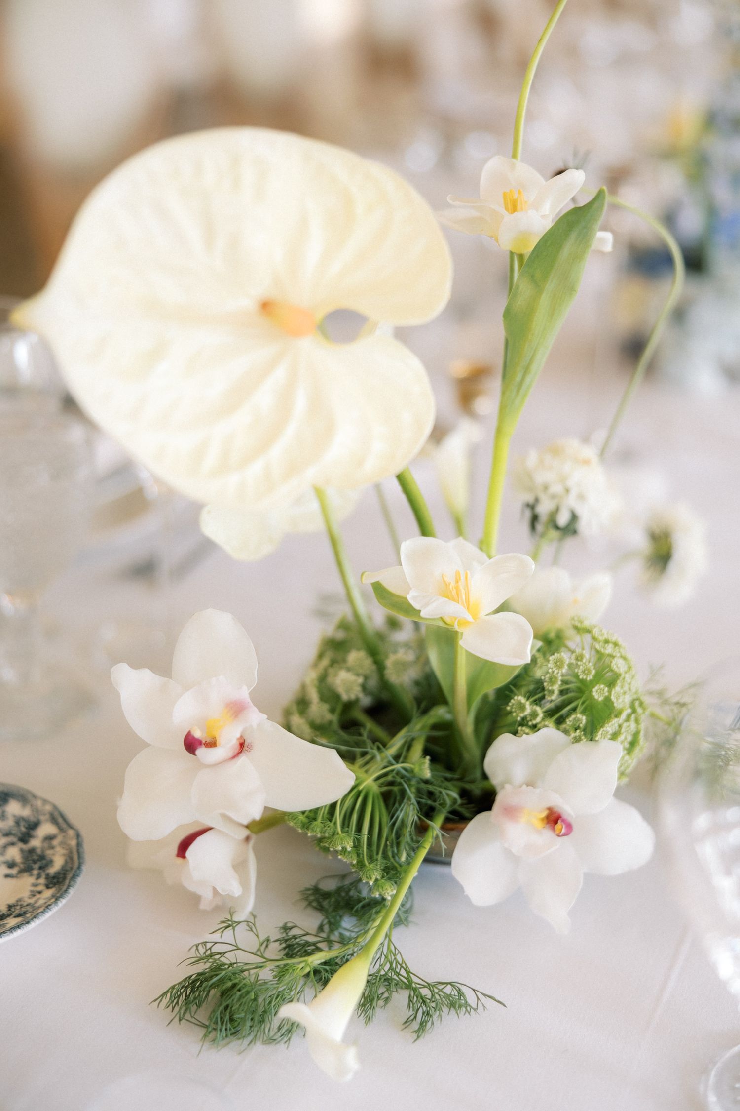 Timeless wedding dinner decor in a Portugal wedding villa