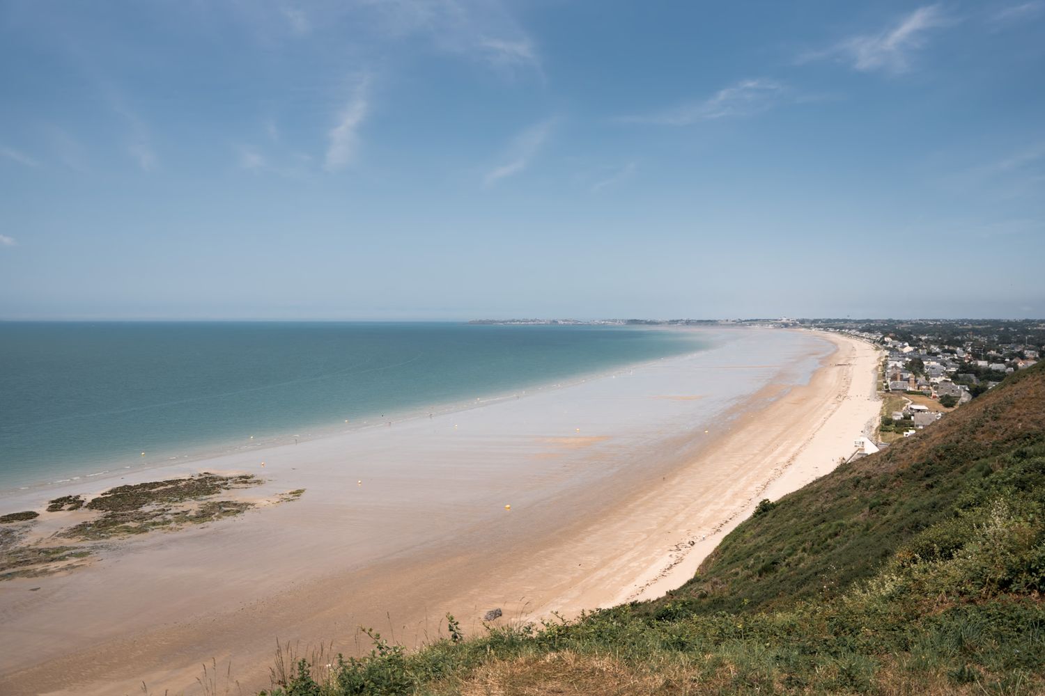 Plage de Carolles sur le chemin de randonnée vers la cabane de Vauban sur le GR23. Département de la Manche en Normandie - Cotentin.