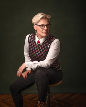 Fine art portret van een grafisch vormgever, met focus op creativiteit en professionaliteit die haar visie en ontwerpstijl weerspiegelt.