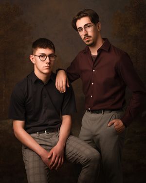 Professioneel portret van een duo zangers, vastgelegd in een dynamische compositie die hun samenwerking en artistieke energie uitstraalt.