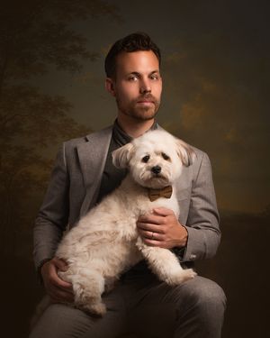 Expressief portret van comedian en hond, vastgelegd met aandacht voor zijn persoonlijkheid, perfect om zijn humor en stijl te presenteren.