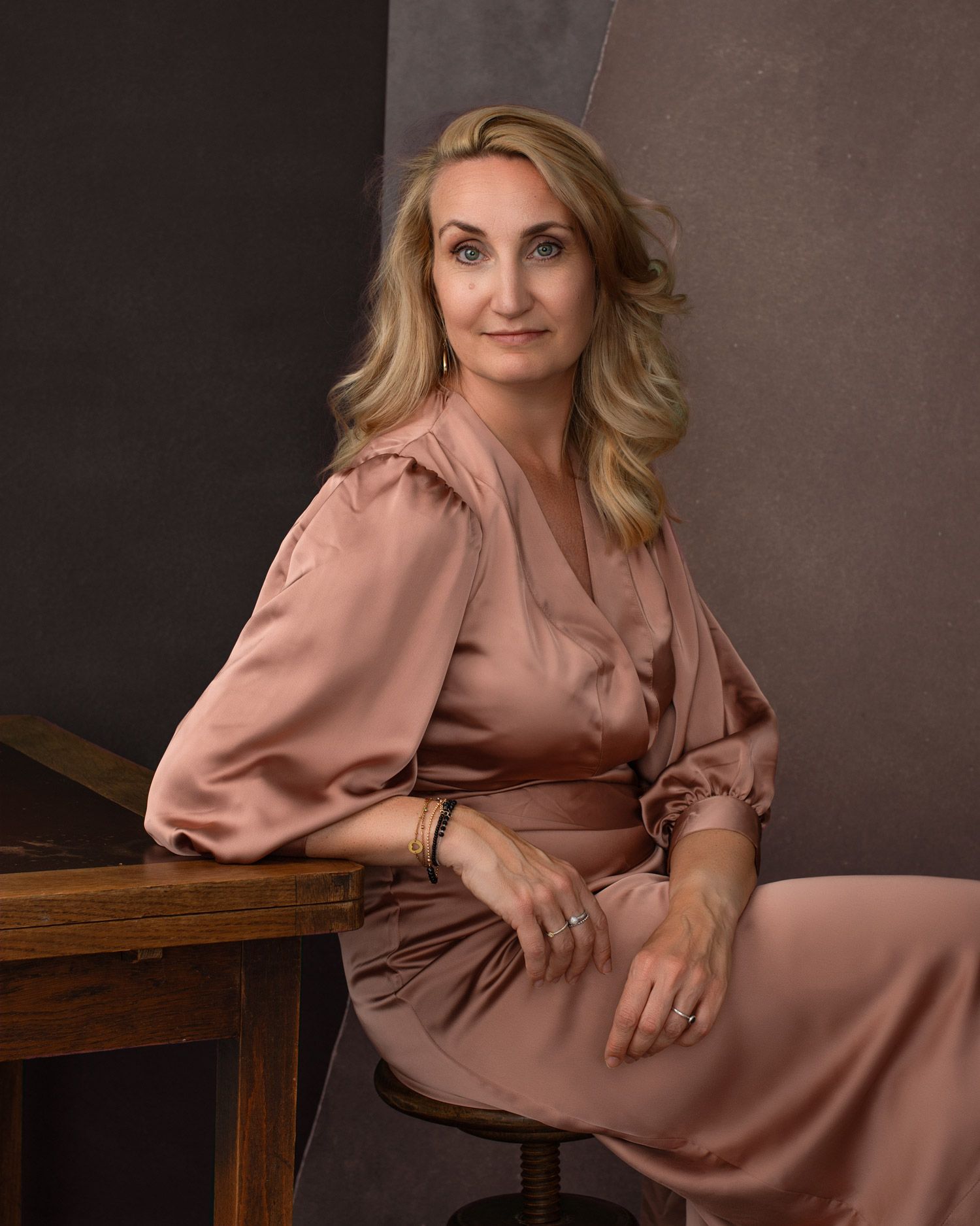 Krachtig portret van een zangeres, met focus op haar uitstraling en stijl, perfect voor professionele presentatie.
