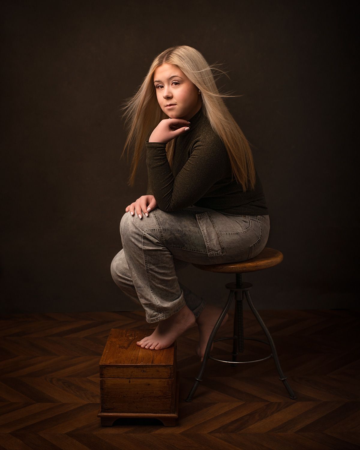 Elegant portret van een schilder, waarbij haar creatieve sfeer en persoonlijke kracht worden benadrukt.