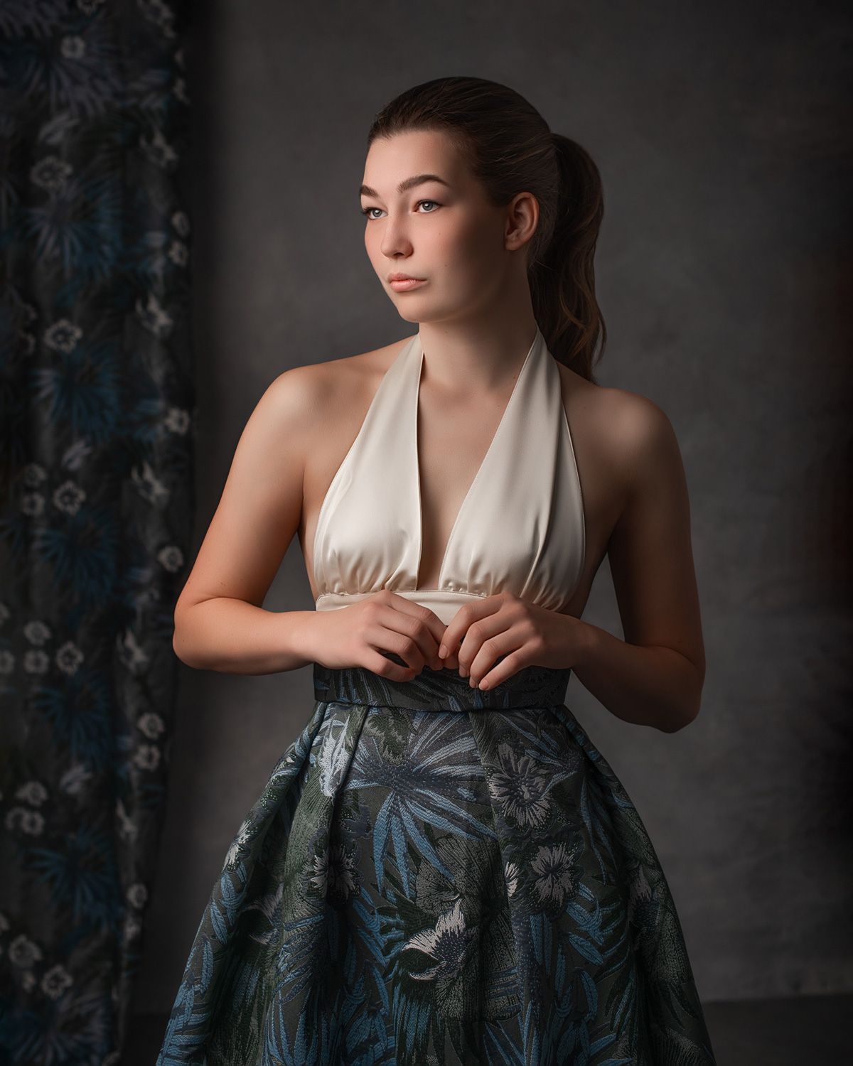 Stijlvol portret van een theateractrice, vastgelegd met aandacht voor expressie en karakter.