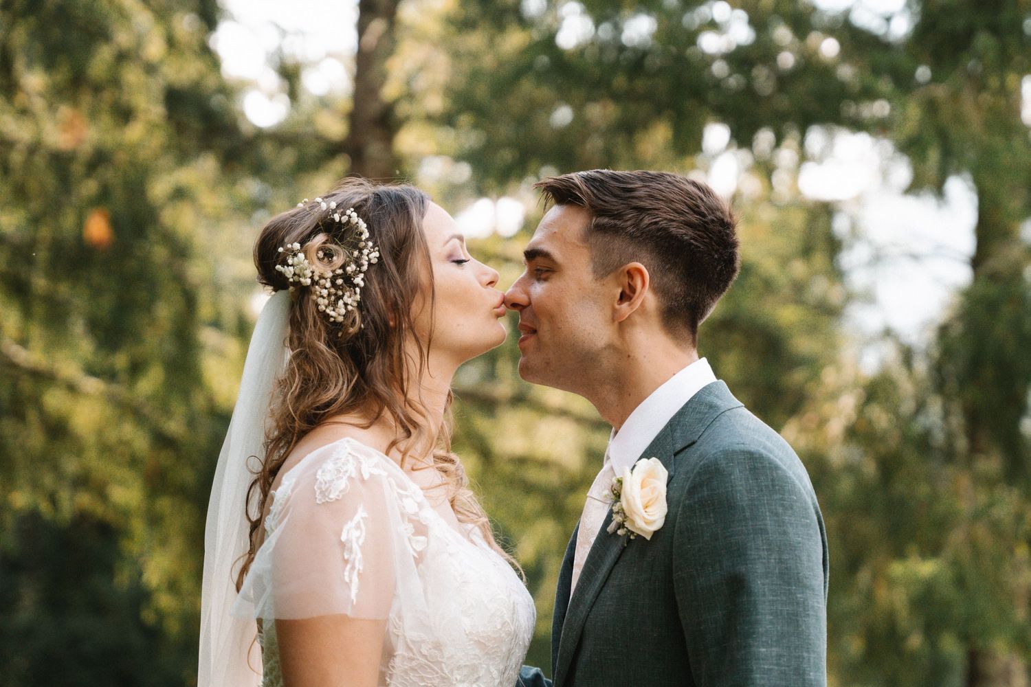 Servizio fotografico di coppia a Fivizzano alla location Convento del Carmine durante il loro matrimonio mentre sorridono e sono felici