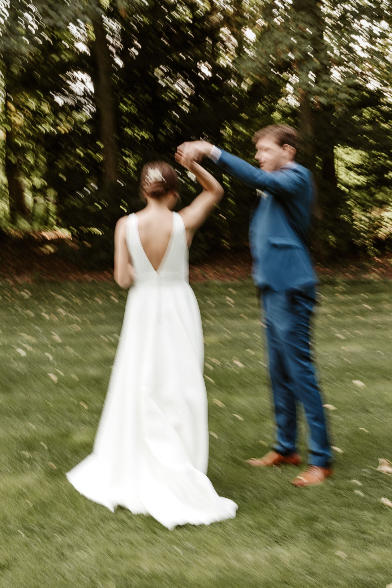 Reportage mariage naturel dans le Nord : photos lumineuses et elegantes pour couples modernes a Lille. Photo floue au chateau de bourgogne