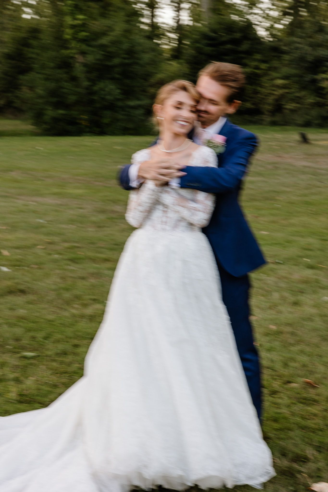 Photographe mariage Lille : des photos floues pour traduire l'ambiance et le mouvement, un pas de danse des maries, un eclat de rire.