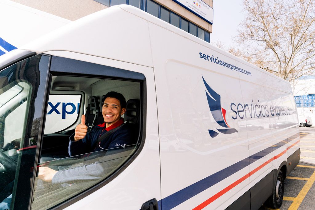 Repartidor de Servicios Express en su furgoneta