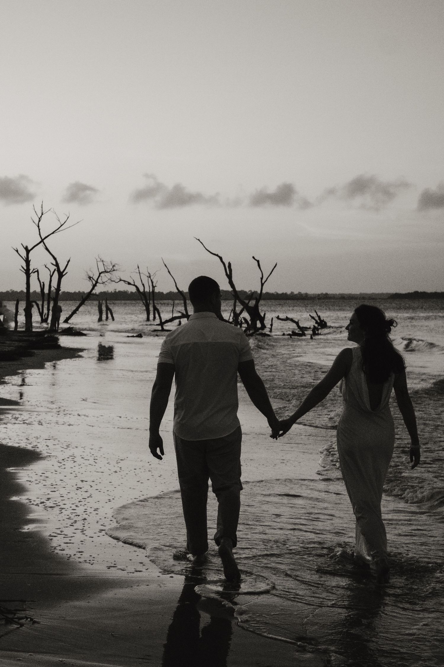 couples holding hands walking on beach, elopement, Cincinnati