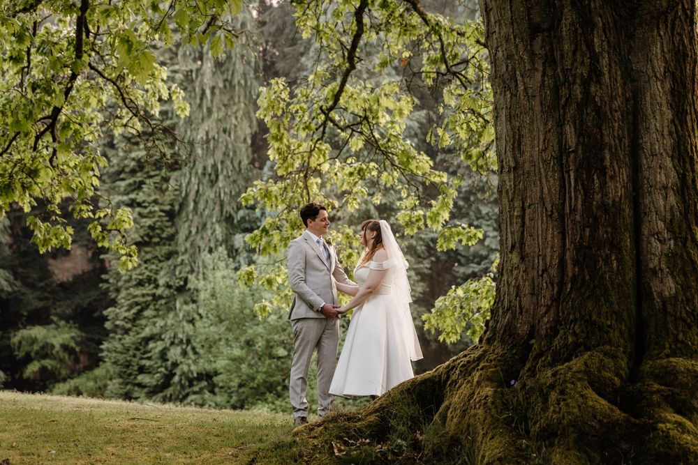 Barnett Hill Hotel oak tree with wedding couple