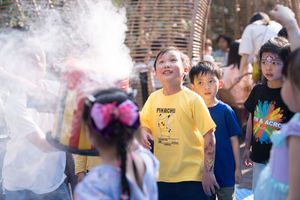 A group enjoying a colorful outdoor celebration with powder effects and festive atmosphere.一群人正在享受色彩繽紛的戶外慶祝活動，現場有粉末特效和節日氣氛。