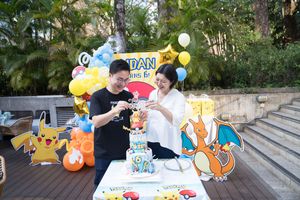 Pokemon themed party celebration with yellow and blue balloon decorations and cardboard character cutouts on outdoor patio.在戶外露臺上舉辦寶可夢主題派對