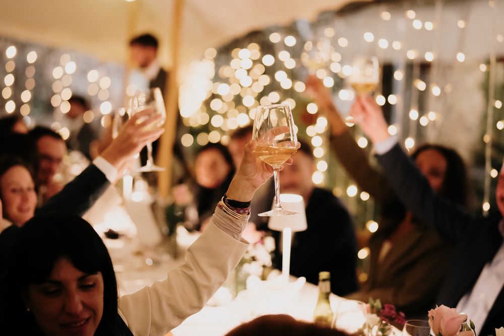 gli ospiti brindano durante un matrimonio alla locanda del cavaliere