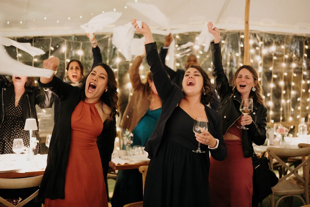 gli ospiti sventolano i fazzoletti durante un matrimonio alla locanda del cavaliere in provincia di imperia