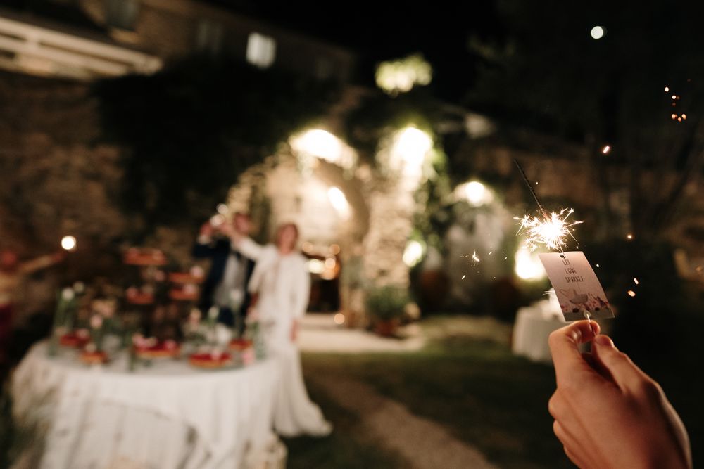 dettaglio delle scintille luminose durante il taglio torta alla locanda del cavaliere