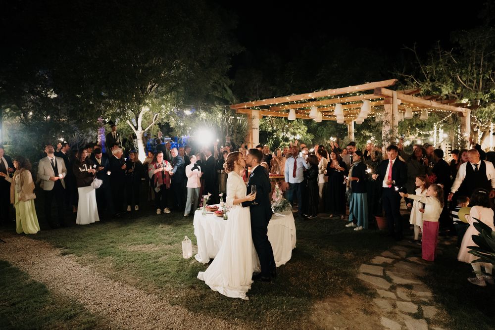 il bacio degli sposi dopo il taglio della torta alla locanda del cavaliere