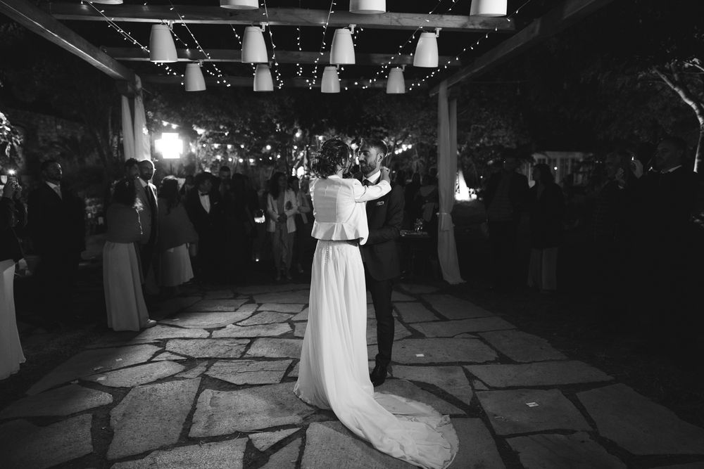il ballo degli sposi nel giardino della locanda del cavaliere, location per matrimoni in provincia di imperia
