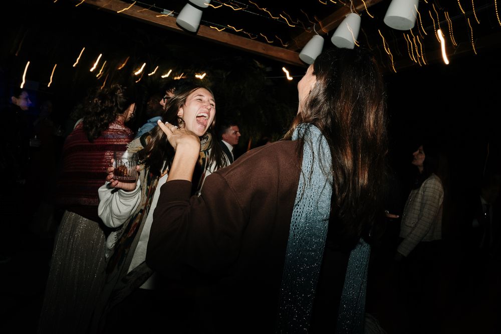 gli invitati durante i balli del matrimonio alla locanda del cavaliere